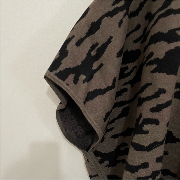 🌺 Camo Knit Hooded Poncho - Picture 3 of 4